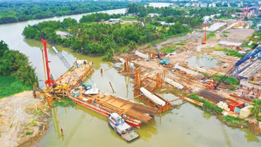 Tổng nguồn vốn đầu tư công trung hạn giai đoạn 2026 - 2030 dự kiến là 8,22 triệu tỷ đồng, bao gồm ngân sách trung ương 3,8 triệu tỷ đồng và ngân sách địa phương 4,42 triệu tỷ đồng. Ảnh: Lê Tiên