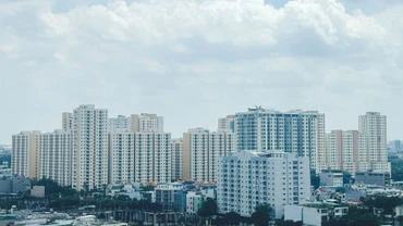 Khu tái định cư Bình Khánh (Thủ Thiêm) bỏ hoang nhiều năm và sau nhiều lần tổ chức đấu giá vẫn bất thành. Ảnh: Bảo Tín