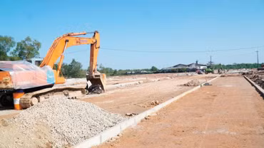 Nhiều khu tái định cư đang được xây dựng phục vụ giải phóng mặt bằng Dự án Đường sắt tốc độ cao trên trục Bắc - Nam qua TP. Huế. Ảnh: Hà Minh