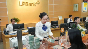 Việc bỏ “room” tín dụng được xem là một bước đi phù hợp để tăng cường tính thị trường, thúc đẩy cạnh tranh lành mạnh trong hệ thống ngân hàng. Ảnh: Chu Thắng