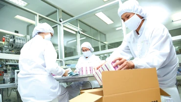 Việc điều chỉnh thuế suất thuế nhập khẩu nguyên liệu làm thuốc về 0% sẽ khuyến khích doanh nghiệp đầu tư sản xuất thuốc tại Việt Nam. Ảnh: Tiên Giang