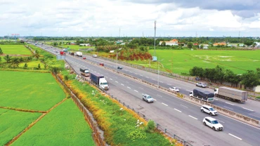 Giai đoạn 2030 - 2040, Việt Nam sẽ có 5.000 km đường cao tốc, 1.541 km đường sắt cao tốc, sân bay quốc tế công suất 175 triệu lượt khách/năm và thêm nhiều cảng nước sâu. Ảnh: Lê Tiên