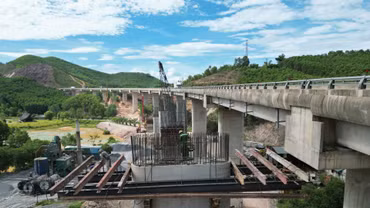 Thi công mở rộng hạng mục cầu trên tuyến cao tốc Cam Lộ - La Sơn . Ảnh: Anh Phong