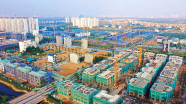 Bộ Xây dựng đề xuất rút ngắn thời gian cấp phép xuống còn 10 ngày làm việc đối với trường hợp cấp giấy phép xây dựng công trình, 7 ngày làm việc đối với nhà ở riêng lẻ (giảm 50% so với quy định cũ). Ảnh: Lê Tiên