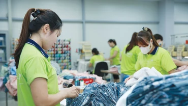 Nhiều ngành sản xuất trong nước vẫn phụ thuộc vào nguyên liệu nhập khẩu, khiến xuất khẩu dễ bị tổn thương khi chuỗi cung ứng biến động. Ảnh: Lê Tiên