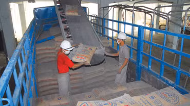 Biến động giá dầu và chi phí vận tải quốc tế gây áp lực lên giá thành sản xuất của các ngành sử dụng nhiều năng lượng, trong đó có xi măng. Ảnh: Nhã Chi