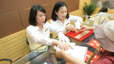 Giá vàng SJC mua vào - bán ra được niêm yết ở mức 181,6 - 184,6 triệu đồng/lượng, tăng hơn 21% so với đầu năm. Ảnh: Nhã Chi