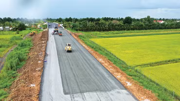 Thực tế thi công tại Dự án cao tốc Châu Đốc - Cần Thơ - Sóc Trăng giai đoạn 1. Ảnh: Tiên Giang