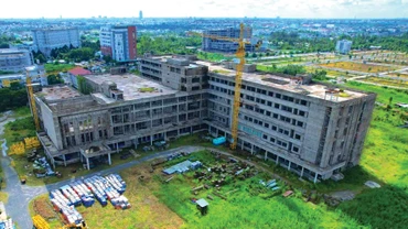 Dự án Bệnh viện Ung bướu TP. Cần Thơ đạt khoảng 21,3% giá trị hợp đồng EPC, trong đó phần xây dựng hoàn thành 82%, phần cung cấp lắp đặt thiết bị khoảng 15,3%. Ảnh: Nhật Huy