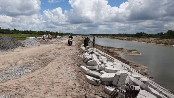Dự án Xử lý xói lở và gia cố lòng sông thị trấn Gành Hào, huyện Đông Hải, tỉnh Bạc Liêu (nay là tỉnh Cà Mau) có tổng mức đầu tư sau điều chỉnh hơn 310 tỷ đồng. Ảnh: Song Lê