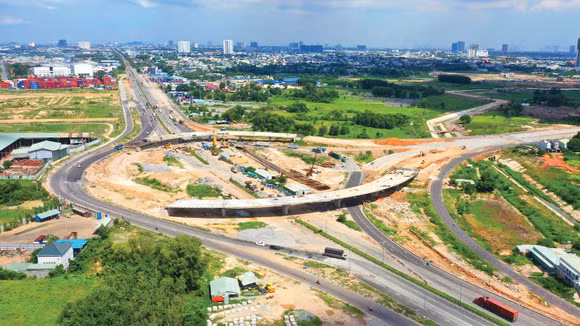 Việc tiếp tục hoàn thiện Luật Đấu thầu có tác động rất lớn đến hiệu quả giải ngân vốn đầu tư công, đáp ứng mục tiêu tăng trưởng 2 con số. Ảnh: Nhã Chi