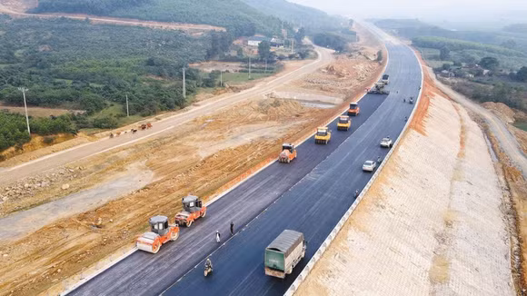 Các chiêu thức cài cắm thông số độc quyền được phản ánh lan sang cả lĩnh vực xây dựng hạ tầng khi đi sâu vào mảng vật tư, vật liệu. Ảnh: Văn Thùy