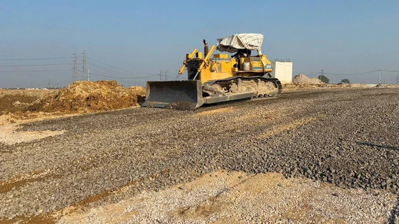 Dự án Xây dựng đường trục Đông - Tây (đoạn nối Quốc lộ 37 với ĐT295), huyện Hiệp Hòa có tổng chiều dài tuyến khoảng 5,7 km, tổng mức đầu tư khoảng 473 tỷ đồng. Ảnh: Thùy Linh