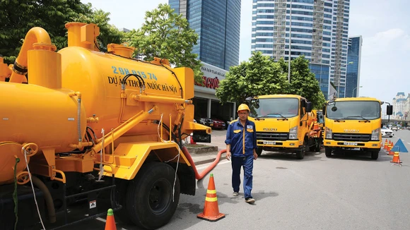 Các nhà thầu cạnh tranh không chỉ về giá, mà còn về năng lực tổ chức thực hiện và chất lượng dịch vụ công ích. Ảnh: Tiên Giang