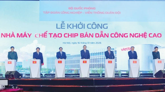 Tổng Bí thư Tô Lâm, Thủ tướng Chính phủ Phạm Minh Chính cùng các đại biểu thực hiện nghi thức khởi công nhà máy chế tạo chip bán dẫn đầu tiên tại Việt Nam. Ảnh: Quý Bắc