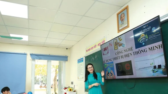 Hồ sơ mời thầu yêu cầu hợp đồng tương tự là hợp đồng cung cấp trang thiết bị dạy học tối thiểu bậc THPT. Minh họa: Nhã Chi