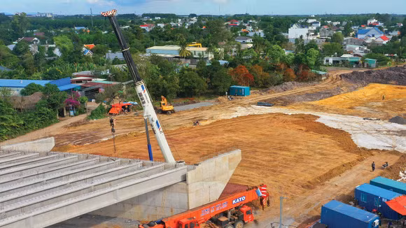 Nhiều nhà thầu đã đầu tư đổi mới công nghệ theo hướng sử dụng thiết bị tiết kiệm nhiên liệu, từng bước chuyển sang máy móc sử dụng điện hoặc năng lượng sạch. Ảnh: Song Lê