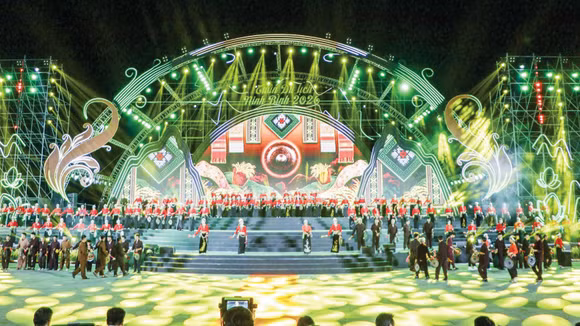 Lễ khai mạc Tuần du lịch Ninh Bình năm 2026 với chủ đề “Ninh Bình - Hành trình di sản qua các thời đại” diễn ra ngày 23/5/2026. Ảnh: Đỗ Hùng