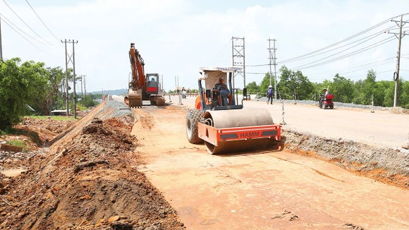 Dự án Cải tạo, nâng cấp Huyện lộ 22 (đoạn nối từ cầu 17/1 mới đến bến đò Phước Lý), xã Bình Khánh, huyện Mỏ Cày Nam có tổng mức đầu tư 90,8 tỷ đồng. Gói thầu số 14 có giá 64,654 tỷ đồng, do Ban Quản lý dự án giao thông tỉnh Vĩnh Long làm chủ đầu tư, trực tiếp mời thầu, dự kiến mở thầu vào ngày 5/1/2026. Ảnh: Nhã Chi