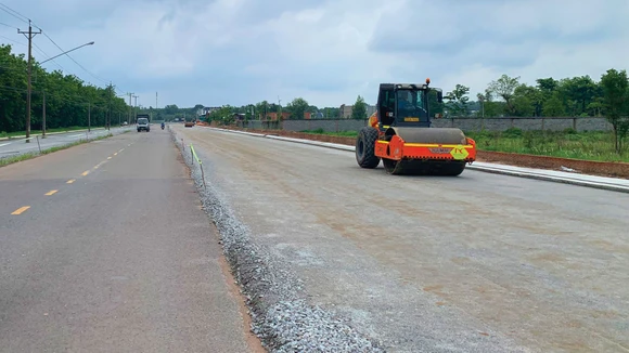 Gói thầu xây dựng đường Nguyễn Thị Hạnh (tỉnh Tây Ninh) có giá 7,134 tỷ đồng, do Phòng Kinh tế hạ tầng và đô thị phường Long An mời thầu. Ảnh: Tiên Giang
