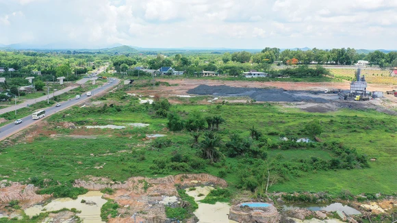 2 gói thầu xây lắp khu tái định cư thuộc Dự án Tuyến đường bộ ven biển tỉnh Phú Yên, đoạn kết nối huyện Tuy An - TP. Tuy Hòa (giai đoạn 1) đã chọn được nhà thầu. Ảnh: Thu Huyền