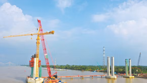 Biến động giá nhiên liệu, vật liệu xây dựng thời gian qua có tác động rất lớn đến chi phí đầu tư xây dựng, nhất là nhóm công trình giao thông. Ảnh: Lê Tiên