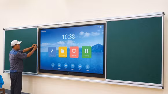 Nhà thầu trúng thầu đang thực hiện Gói thầu Mua sắm, lắp đặt thiết bị thuộc Dự án Trang bị màn hình tương tác, bảng trượt cho 8 phòng học nhà B5 của Học viện Báo chí và Tuyên truyền. Ảnh minh họa: Tiến Giang