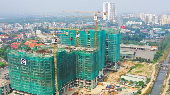 Chi phí lãi vay tăng cao, dòng tiền thực từ bán hàng đang trở thành yếu tố quyết định khả năng tồn tại và phát triển của doanh nghiệp địa ốc. Ảnh: Song Lê