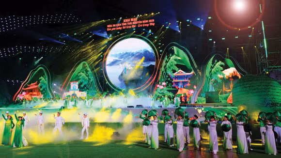 Chương trình Khai mạc Mùa du lịch Thái Nguyên “Hồ trên núi - Trà trong mây” năm 2026 diễn ra vào tối 15/5/2026 tại Quảng trường Võ Nguyên Giáp. Ảnh: Tuấn Anh