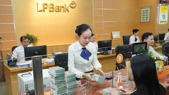 Việc bỏ “room” tín dụng được xem là một bước đi phù hợp để tăng cường tính thị trường, thúc đẩy cạnh tranh lành mạnh trong hệ thống ngân hàng. Ảnh: Chu Thắng