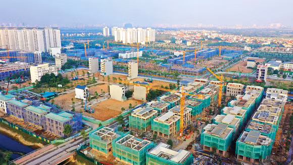 Bộ Xây dựng đề xuất rút ngắn thời gian cấp phép xuống còn 10 ngày làm việc đối với trường hợp cấp giấy phép xây dựng công trình, 7 ngày làm việc đối với nhà ở riêng lẻ (giảm 50% so với quy định cũ). Ảnh: Lê Tiên