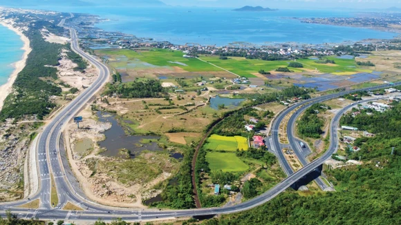 Gói thầu số 11 Thi công xây dựng công trình thuộc Dự án Nâng cấp, mở rộng Quốc lộ 26B (tỉnh Khánh Hòa) có giá gần 500 tỷ đồng. Ảnh: Xuân Hoát