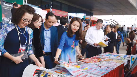 Trên thị trường báo chí, Đấu thầu là ấn phẩm chuyên sâu, chuyên biệt về lĩnh vực đấu thầu, đấu giá, đầu tư, xây dựng uy tín và niềm tin với bạn đọc bằng dòng chảy thông tin chính trực, chuẩn xác trước các vấn đề thực tiễn đáng tin cậy khi các chủ thể tham gia hoạt động đấu thầu cần giải đáp vướng mắc hoặc phản ánh những bất cập phát sinh trong thực tiễn. Ảnh: Nhã Chi