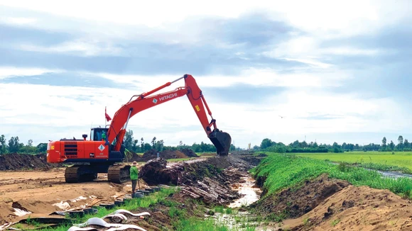 Chi phí vật liệu, nhiên liệu, ca máy tăng gây áp lực chi phí lên nhà thầu và làm chậm tiến độ các dự án đầu tư xây dựng. Ảnh: Lê Tiên