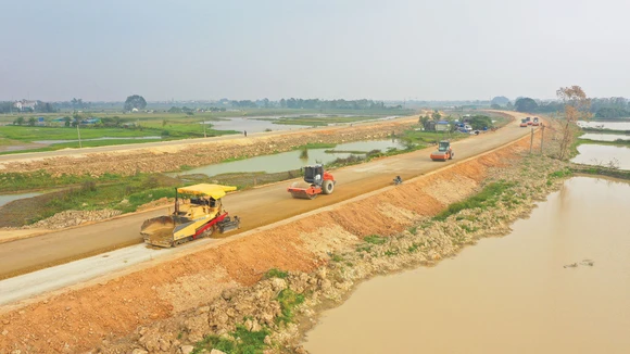 Lĩnh vực ghi nhận việc áp dụng chỉ định thầu mạnh mẽ nhất là giao thông đường bộ - trục “xương sống”, huyết mạch của hệ thống hạ tầng quốc gia. Ảnh: Lê Tiên