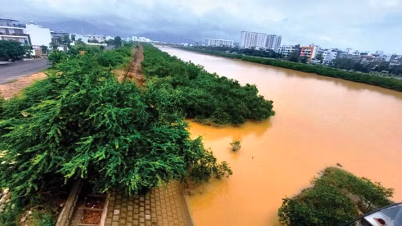 Dự án Chống hạn, xói lở và ngập lụt thích ứng với biến đổi khí hậu tỉnh Khánh Hòa có tổng mức đầu tư gần 950 tỷ đồng, được đầu tư nhằm góp phần khắc phục hạn hán, điều tiết nguồn nước giữa các lưu vực. Ảnh minh họa: Phan Sông Ngân