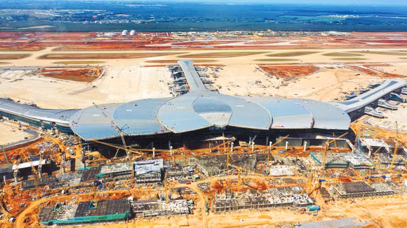 Chi phí nhiên liệu và vật liệu đầu vào tăng cao khiến các nhà thầu thi công phải chịu gánh nặng tài chính lớn. Ảnh: Lê Tiên