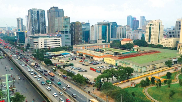 Thực trạng khu đất tại 17 Phạm Hùng (Hà Nội) ngày 2/3/2026 gồm nhiều khu nhà khung thép lợp mái tôn và là địa điểm đậu xe. Ảnh: Gia Khoa