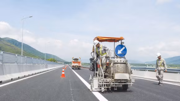 Gói thầu SC2-CGNB-2026 Thay thế hệ thống an toàn giao thông theo Quy chuẩn QCVN 41:2024/BGTVT và sơn vạch kẻ đường toàn tuyến đường cao tốc Cầu Giẽ - Ninh Bình sắp được mời thầu lại. Ảnh: Nguyễn Tiến