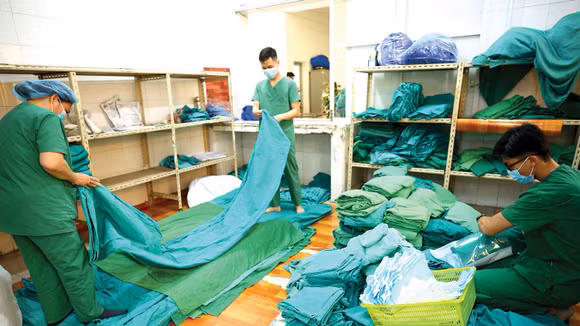 Trang phục, đồ vải y tế là hàng hóa thông dụng, đơn giản. Ảnh: Tiến Giang