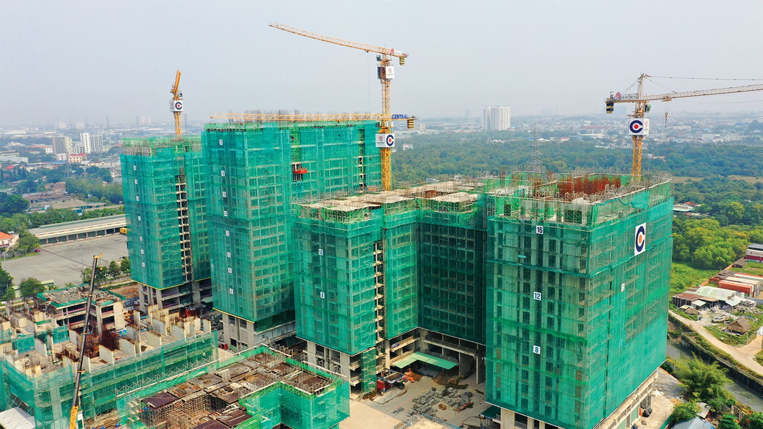 Hoạt động đầu tư x&acirc;y dựng đ&ograve;i hỏi nguồn lực lớn v&agrave; tiềm ẩn rủi ro ph&aacute;p l&yacute;