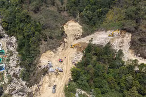 Số lượng lớn nhân lực và máy móc, thiết bị đã được huy động tới công trường nhưng vẫn đang phải "nằm chờ" mặt bằng. Ảnh: ĐC