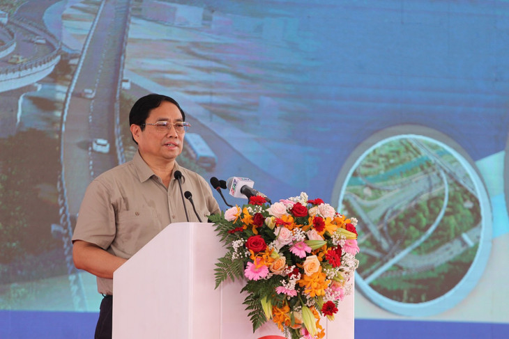 Thủ tướng Phạm Minh Chính yêu cầu ban quản lý dự án, tư vấn giám sát và các nhà thầu phát huy tinh thần trách nhiệm cao nhất, xây dựng kế hoạch, phương án, tiến độ thi công một cách khoa học, chi tiết, phù hợp, kịp thời và hiệu quả