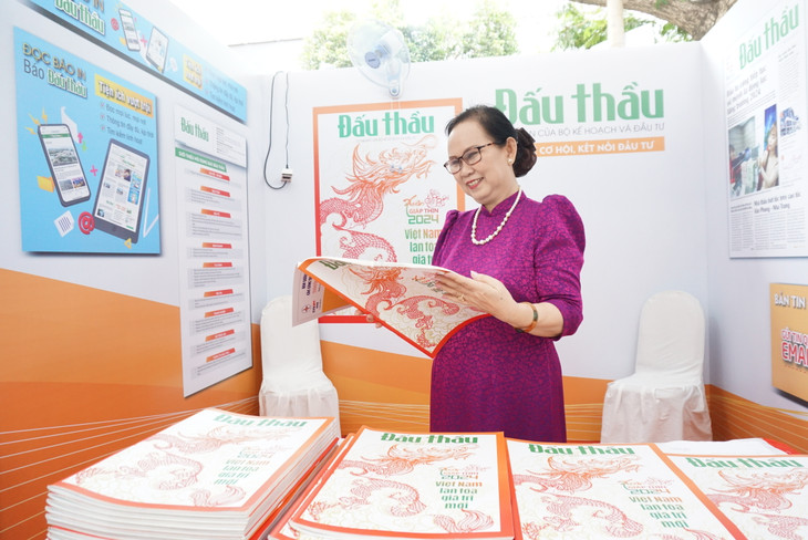 Khách hàng thăm quan gian trưng bày của Báo Đấu thầu. Ảnh: Oanh Đài