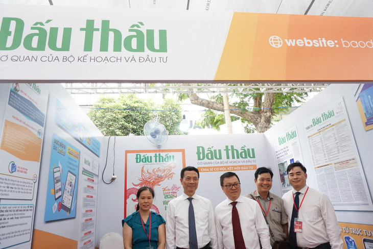 Bộ trưởng Bộ Thông tin và Truyền thông Nguyễn Mạnh Hùng và Chủ tịch Hội Nhà báo Việt Nam Lê Quốc Minh thăm gian trưng bày của Báo Đấu thầu tại Hội báo toàn quốc năm 2024. Ảnh: Oanh Đài