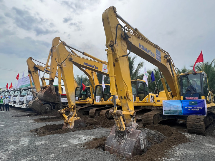 Liên danh nhà thầu thực hiện nghi thức khởi công Gói thầu 11-XL Thi công xây dựng công trình cầu Đại Ngãi 2, tuyến và các công trình trên tuyến