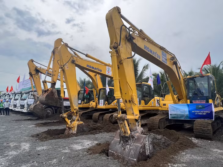 Liên danh nhà thầu thực hiện nghi thức khởi công Gói thầu 11-XL Thi công xây dựng công trình cầu Đại Ngãi 2, tuyến và các công trình trên tuyến