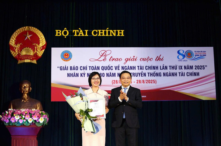 Ông Nguyễn Văn Thắng, Ủy viên Trung ương Đảng, Bí thư Đảng ủy, Bộ trưởng Bộ Tài chính trao giải cho đại diện nhóm tác giả đoạt Giải Đặc biệt đến từ Ban Thời sự Đài truyền hình Việt Nam. Ảnh: Lê Tiên 01-1469.jpg