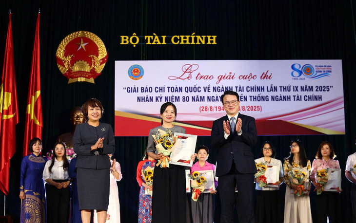 Lãnh đạo Bộ Tài chính trao giải C cho phóng viên Cao Dung với bài viết "Dự án BT không có lỗi", đăng trên Báo Đấu thầu. Ảnh: Lê Tiên 02-7369.jpg