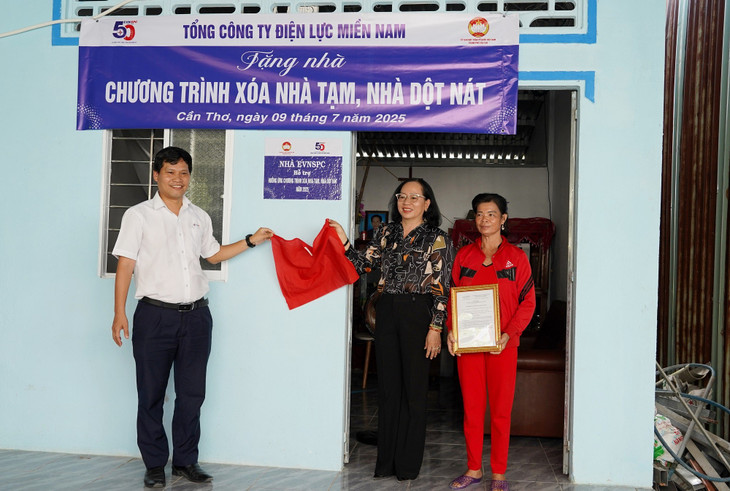 Ông Bùi Quốc Hoan và bà Nguyễn Thuý Hằng thực hiện nghi thức khánh thành nhà tại hộ gia đình bà Trần Ngọc Lây, xã Đồng Thuận 2.jpg